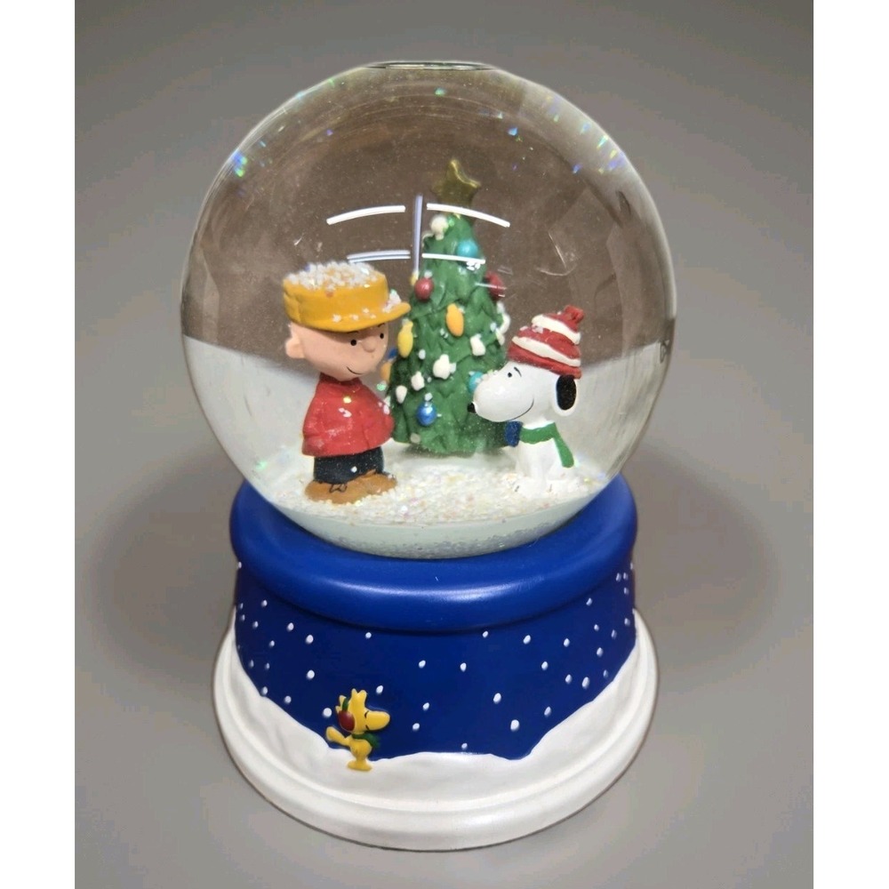 Peanuts Charlie Brown Snoopy Woodstock Christmas Snow Globe Musical 50th